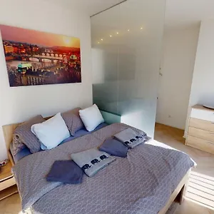 Onsite Free Garage Parking, 10min Centre By Bus Apartmán
