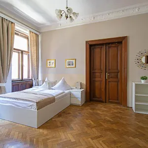 For Celebrations Spacious 3bdr With Balcony Praga