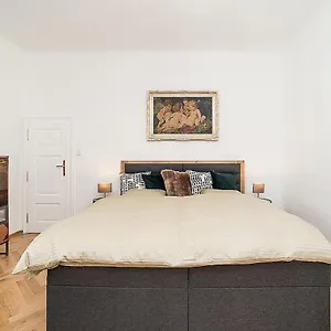 Newly Renovated 1-bed At Charles Bridge Praga